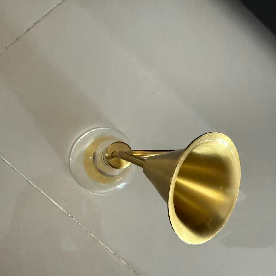 Perfume In Fragrance Shop - Szklane, mosiężne fiolki do próbkowania zapachów